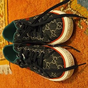 Gucci sneakers never worn, US women size 10